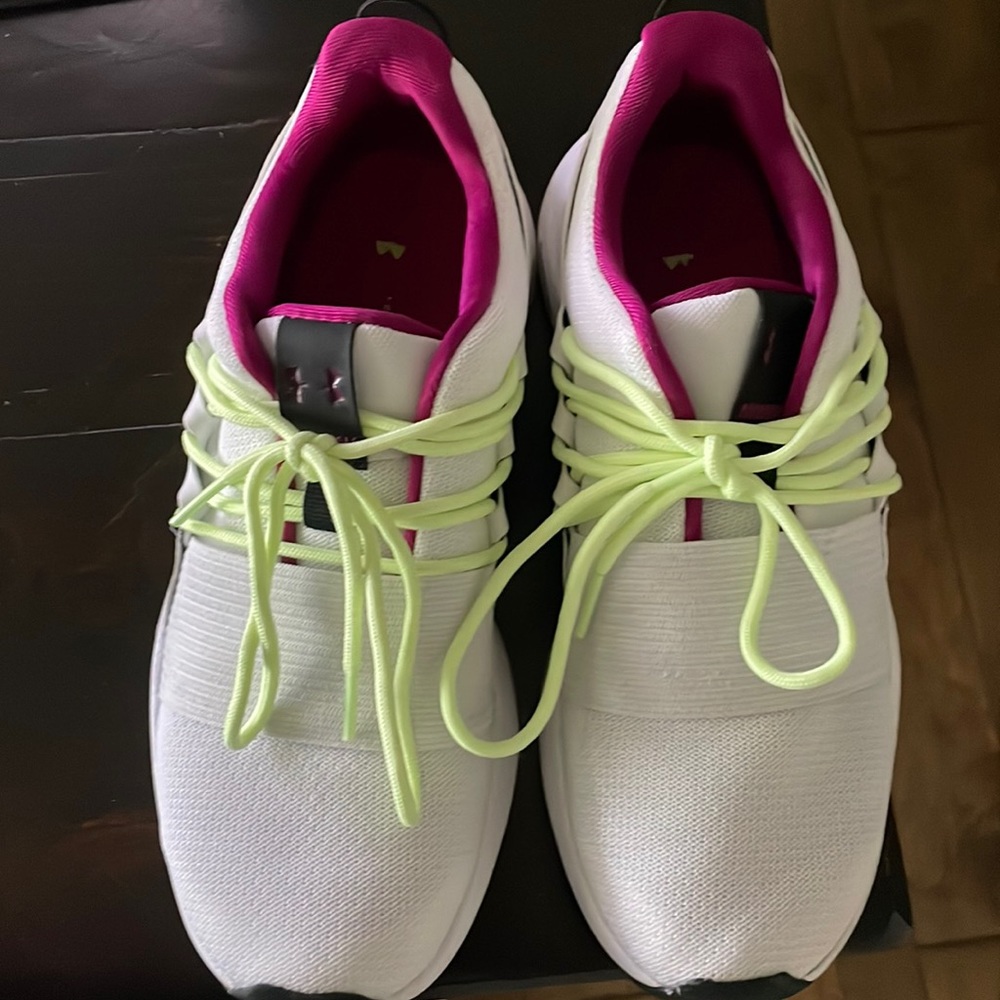 Like new WOMEN'S UA CHARGED BREATHE LACE SPORTSTYLE SHOES size 7.5
